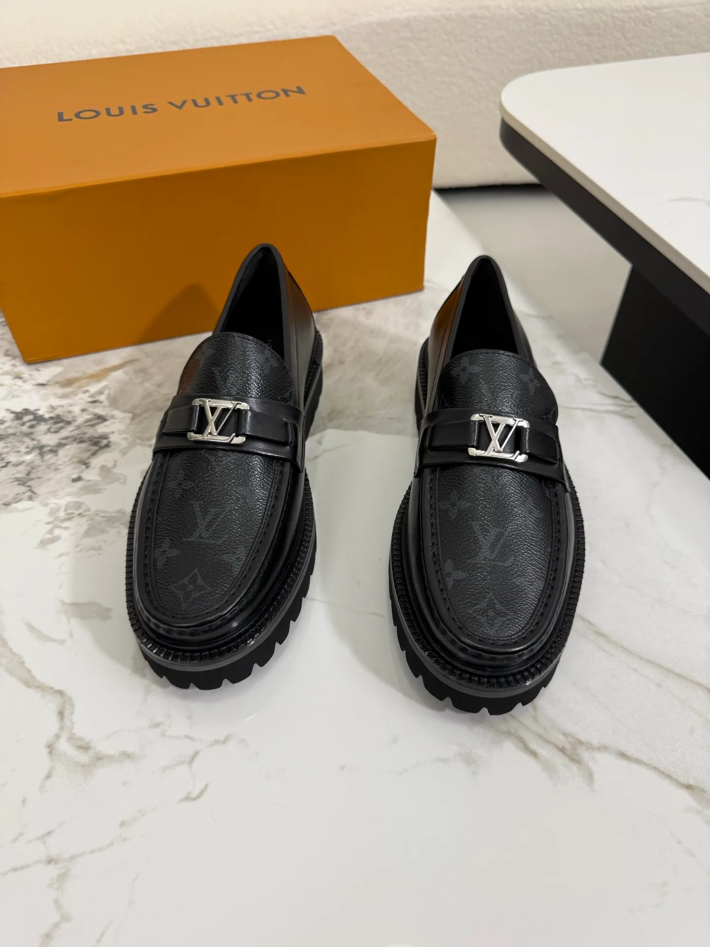 [L Family] Top P: 800💰 ▪️Size: 39-44 (38.45 custom-made) The top male god leather shoes Lv series are sold at the same time with original factory configuration, original cowhide fabric imported from Italy, soft and comfortable, imported water-dyed cow lining, soles: original ultra-light French foam outsole super comfortable, original factory with single goods 🔍🔍high quality, can be entered and exited at will, welcome to compare and synchronize.